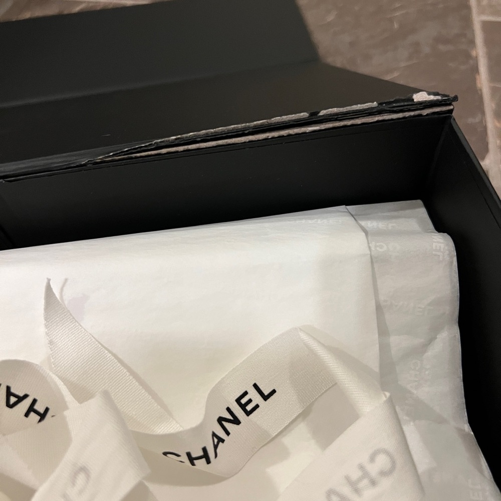 Chanel Box with Ribbon - Picture 5 of 5